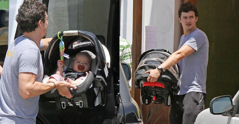 Orlando Bloom passeia com o pequeno Flynn