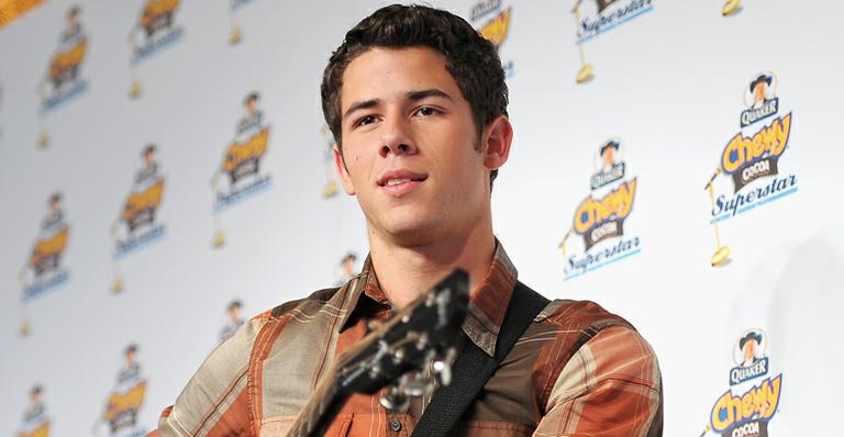 Nick Jonas faz cover e Gaga elogia