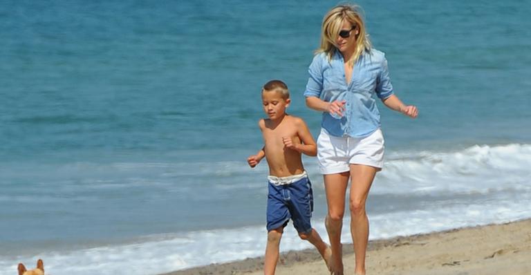 Witherspoon brinca com o filho em praia