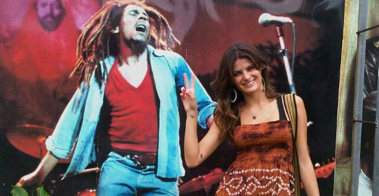 Isabeli Fontana visita museu de Bob Marley