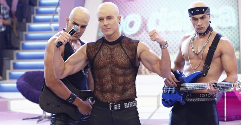 Rodrigo Faro faz dança sensual na TV