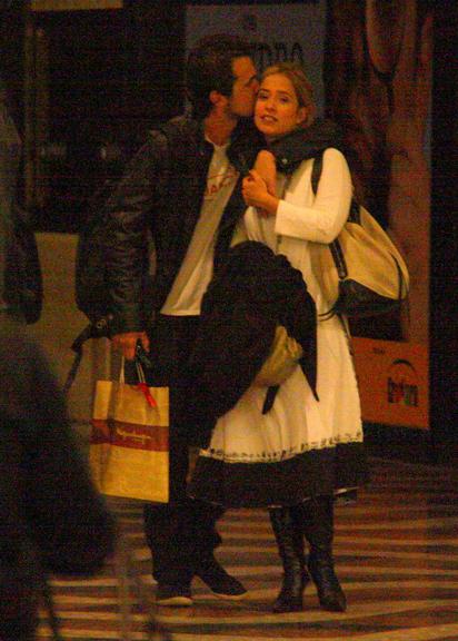 Paloma e Bruno Ferrari saem abraçados do teatro