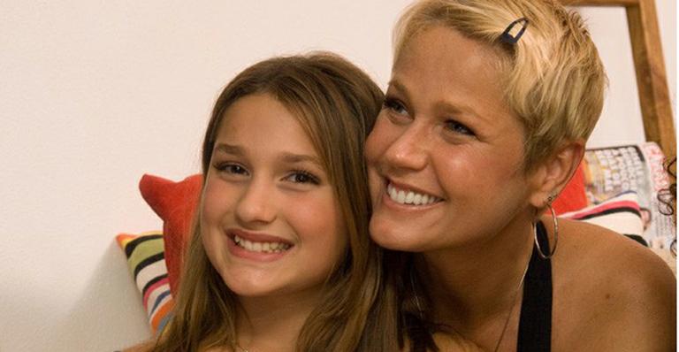 Xuxa viaja de férias com Sasha