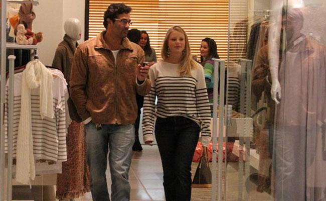 Luciano Szafir faz compras com a namorada