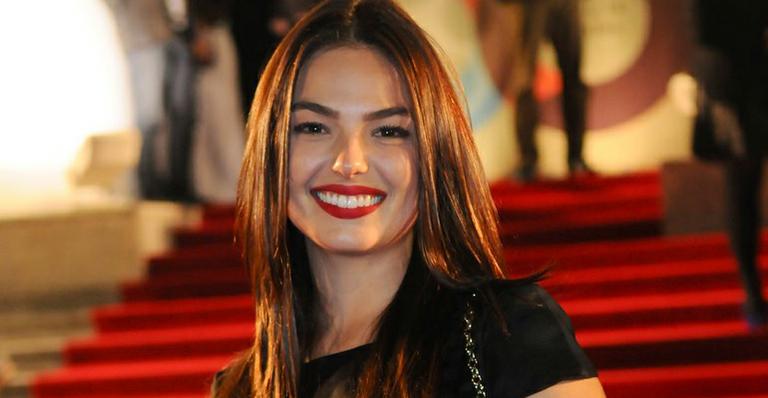 Ísis Valverde: ‘Estou revisitando o humor’