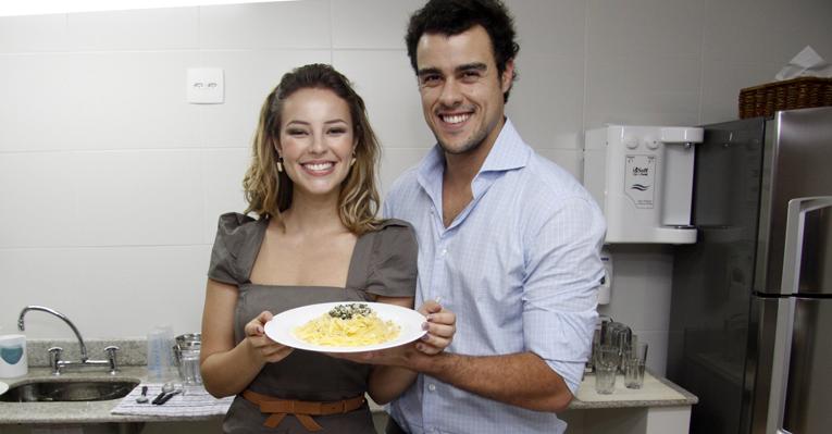 Joaquim cozinha para Paola Oliveira
