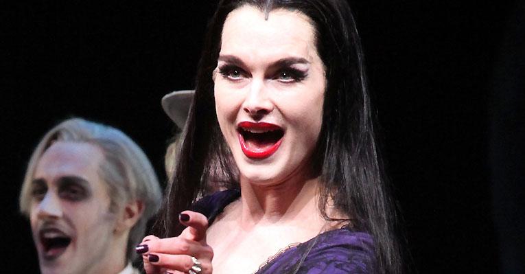 Brooke Shields é Mortícia Addams