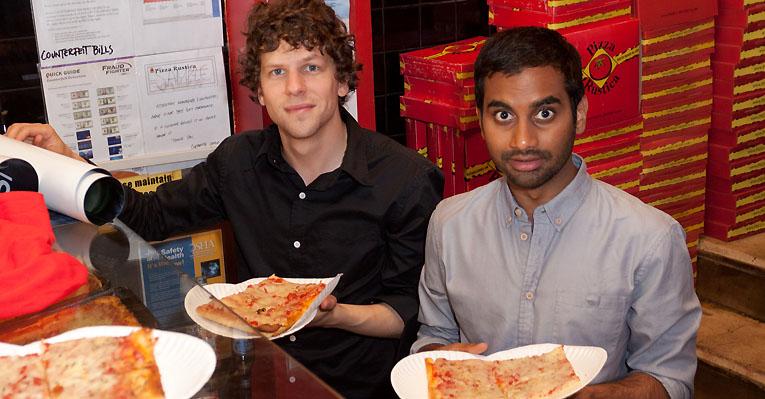 Jesse Eisenberg vira entregador de pizzas