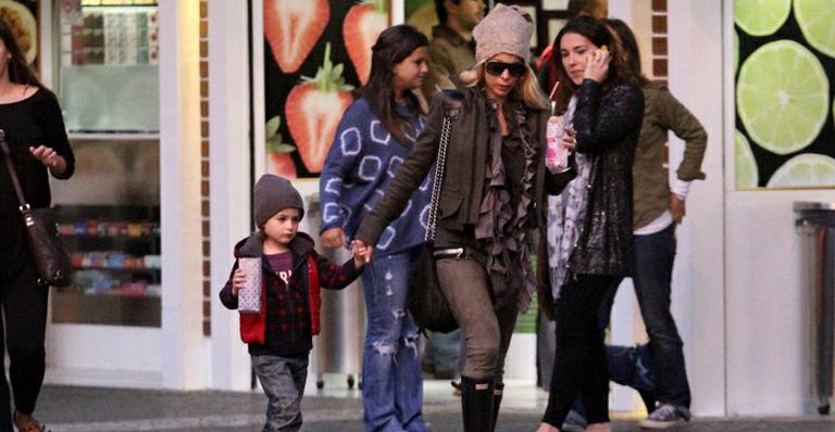 Dani Winits em passeio com o filho Noah