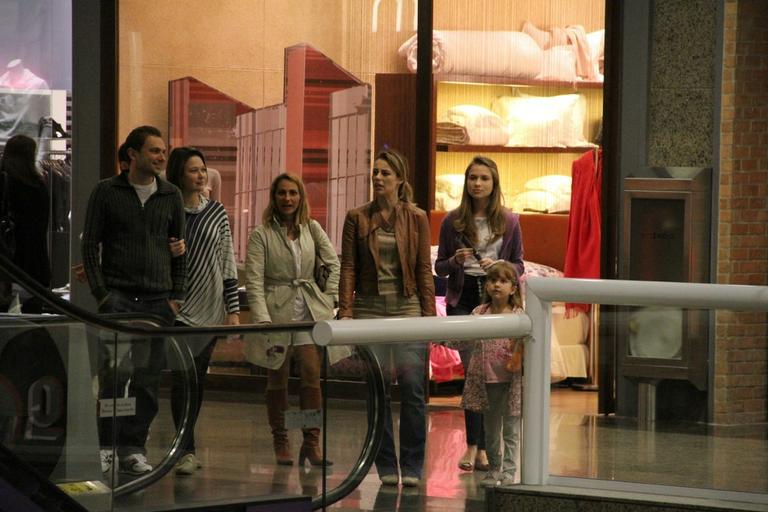 Paola Oliveira curte amigos em shopping carioca