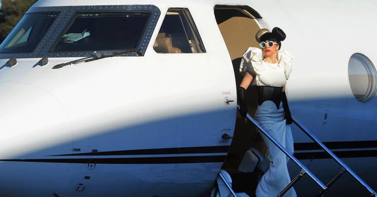 Gaga brinca e faz pose em aeroporto