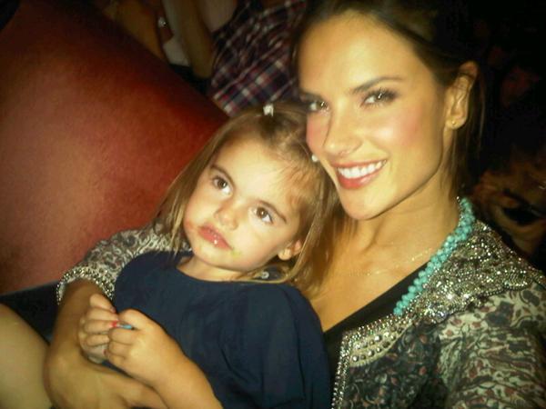 Alessandra Ambrosio posta foto com Anja