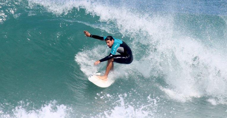 Cauã Reymond em dia de sol e surfe
