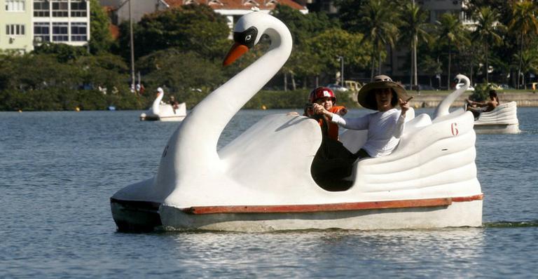 Fernanda Torres anda de pedalinho com filho