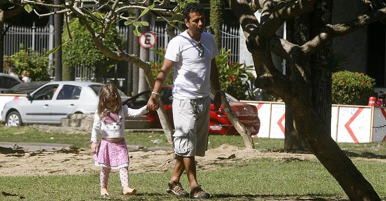 Palmeira com a filha no parquinho