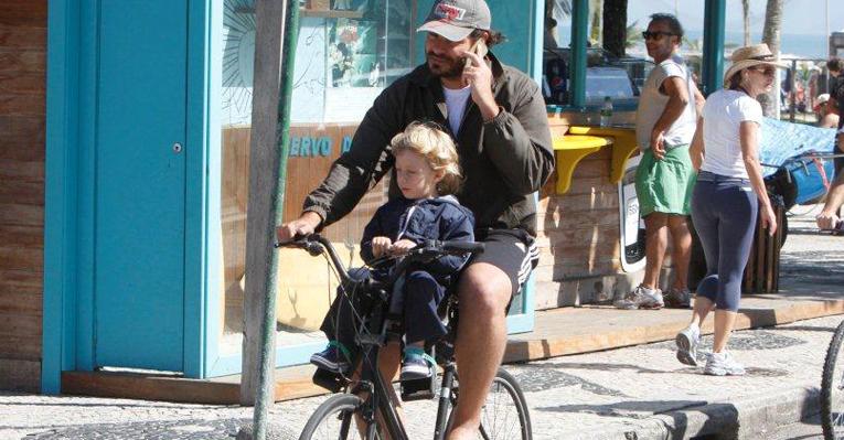 Thiago Lacerda e Gael: passeio de bike
