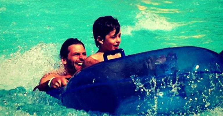 Henri Castelli e filho no parque aquático