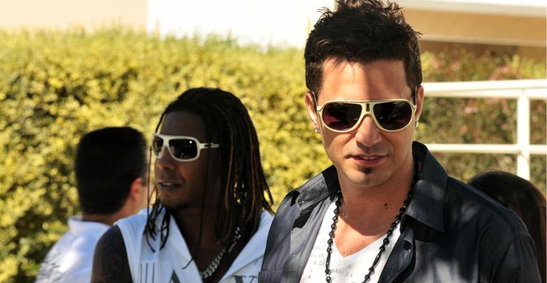 Latino grava clipe ao lado de Daddy Kall