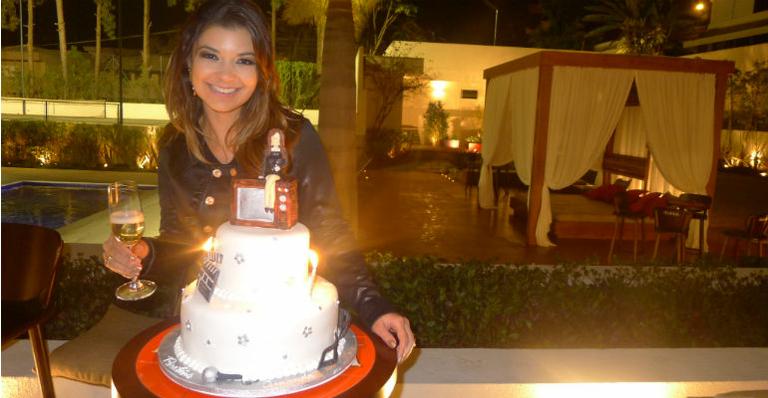 Amanda Françozo comemora seus 32 anos