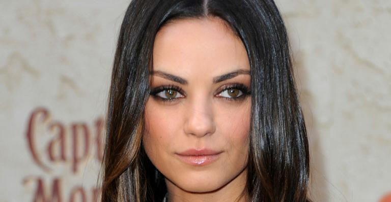 Kunis: convite para baile via You Tube