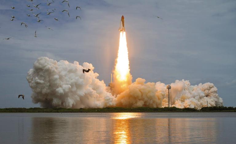 Decolagem histórica do ônibus espacial Atlantis
