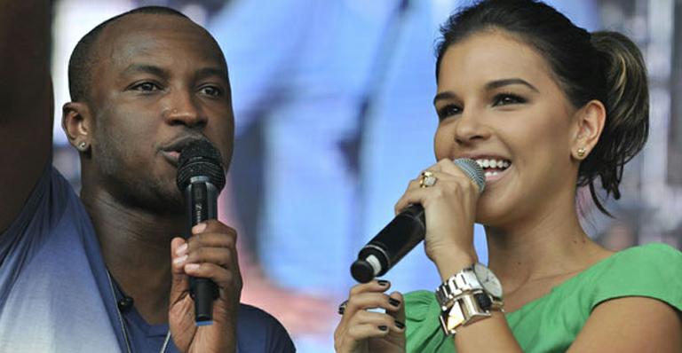 Mariana Rios canta com Thiaguinho