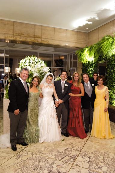Empresária Helô Pinheiro abençoa boda do afilhado