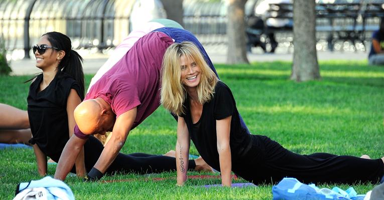 Heidi Klum pratica ioga em Nova York