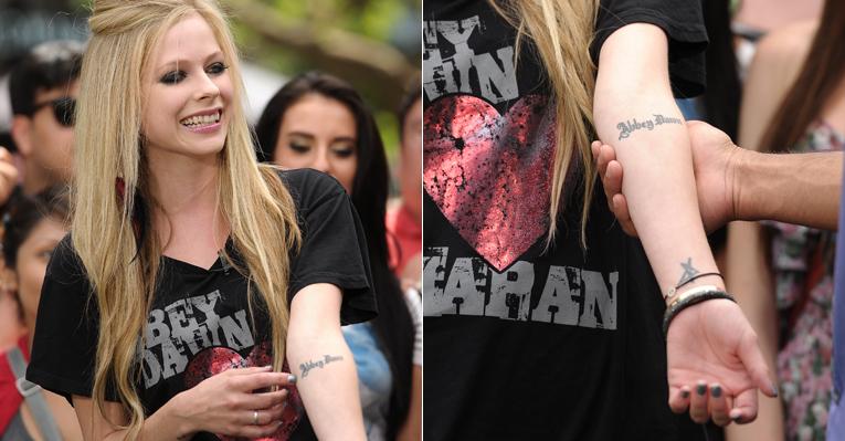 Avril Lavigne tatua nome de sua marca