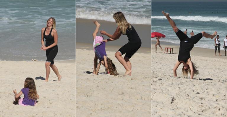 Werner brinca com a filha na praia