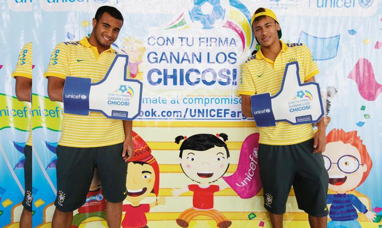 Os craques Lucas e Neymar apoiam ação para crianças