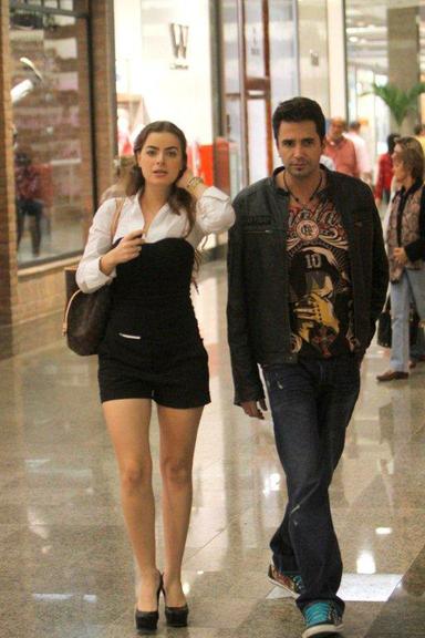 Latino passeia com a amada em shopping no Rio