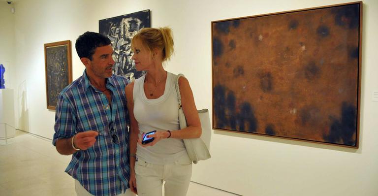 Banderas e Melanie Griffith apreciam arte