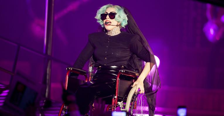 Gaga entra em show de cadeira de rodas