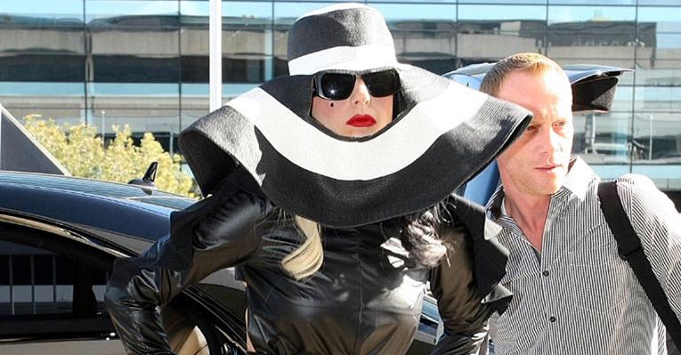 Lady Gaga exibe chapéu exótico
