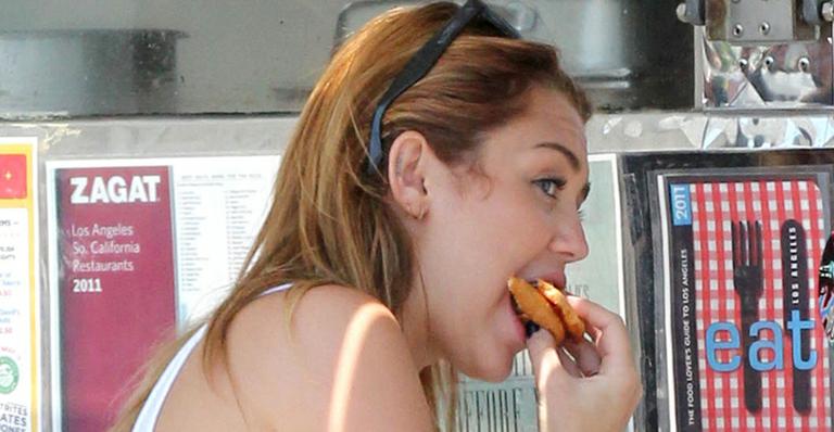 Miley se delicia com cachorro quente