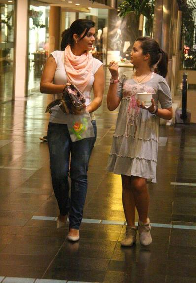 Kelly Key leva filha em sorveteria