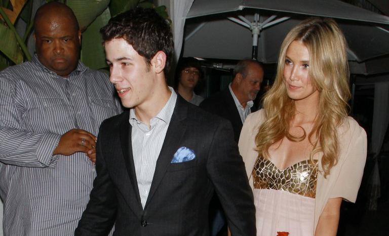 Nick Jonas leva amada para festa da mãe
