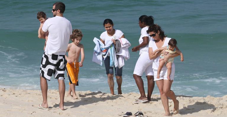 Giovanna Antonelli vai à praia com a família