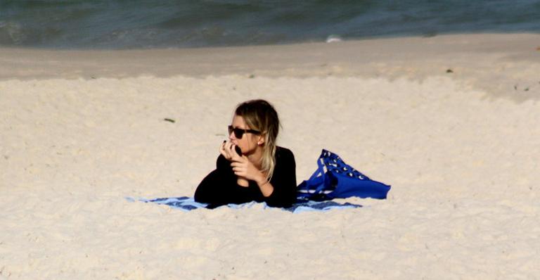 Juliana Didone relaxa na praia