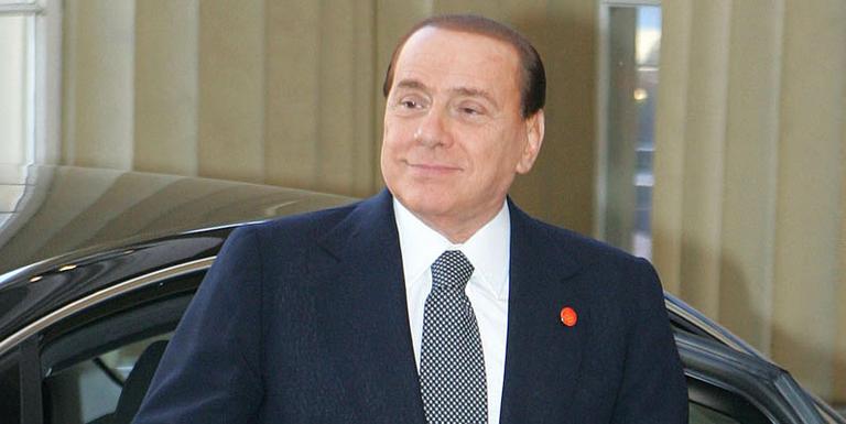 Berlusconi: traumatismo após queda