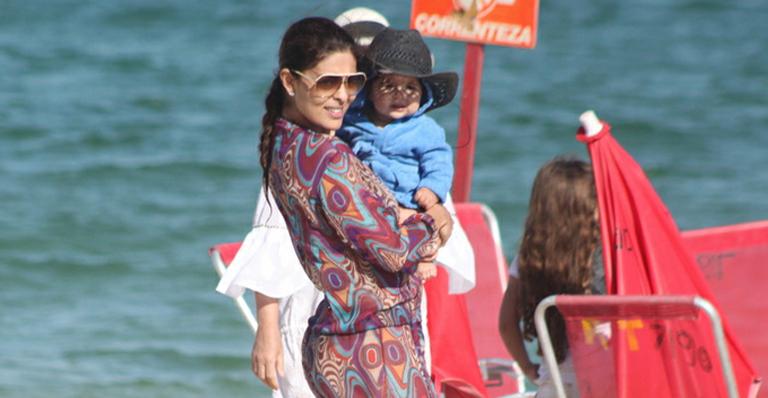 Ju Paes: praia e sol com seu Pedro