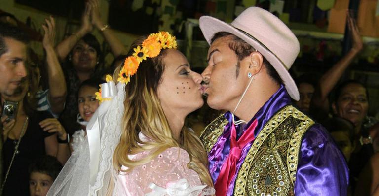 David Brazil e Viviane Araújo se beijam