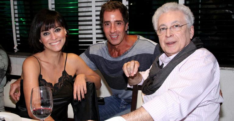 Aguinaldo Silva janta com atores no RJ
