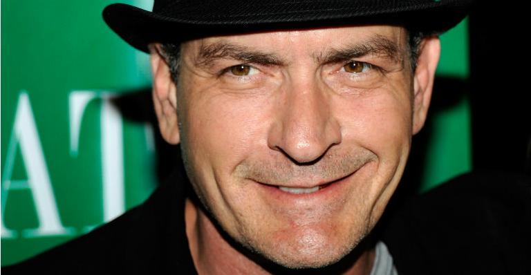 Charlie Sheen anuncia novo papel na TV