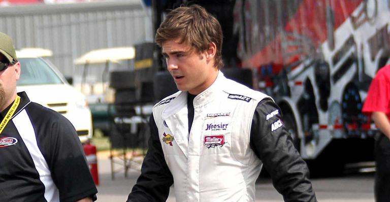 Zac Efron filma como piloto de carros
