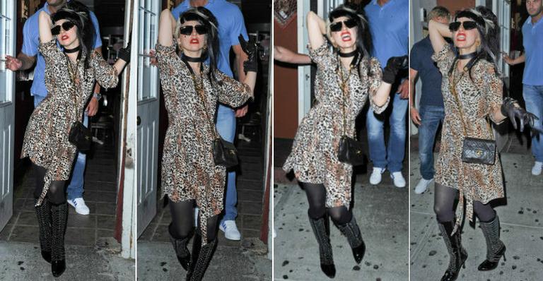 Lady Gaga dança para paparazzi em NY