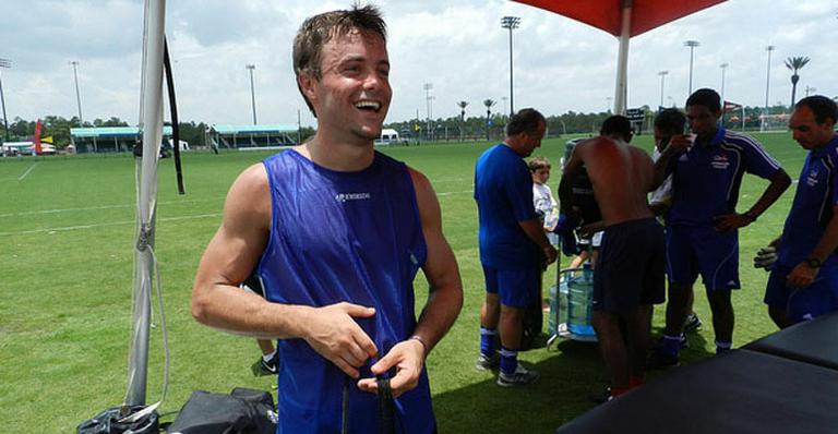 Kayky joga futebol com Zico, em Orlando