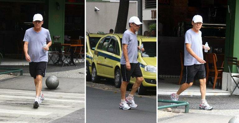 Chico Buarque caminha pelo Leblon, no Rio