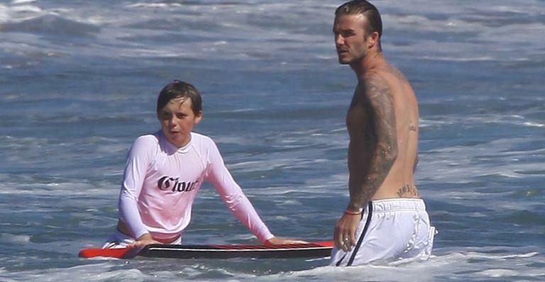 Beckham: dia na praia com Brooklyn